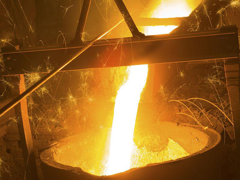 中頻熔煉爐化鐵水時(shí)，應(yīng)該穿戴哪些個(gè)人防護(hù)裝備？